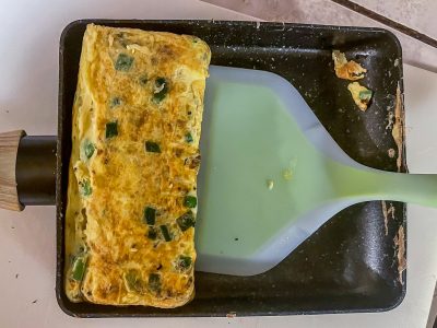 Tamagoyaki japonais roulé dans une poêle traditionnelle, omelette sucrée et salée