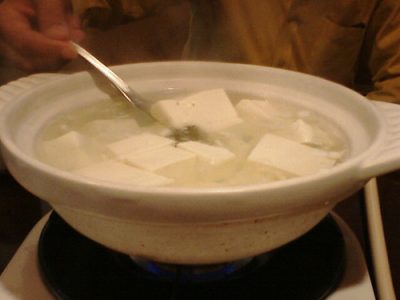 Tofu bouilli servi avec sauce ponzu et légumes